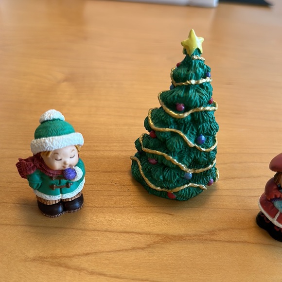 Merry Miniatures by Hallmark lot. Christmas. Mint condition. - Picture 2 of 5